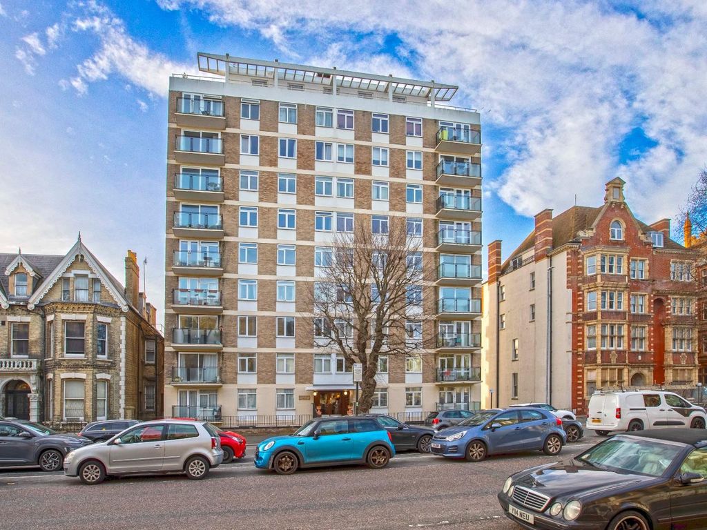 2 bed flat for sale in The Drive, Hove BN3, £375,000