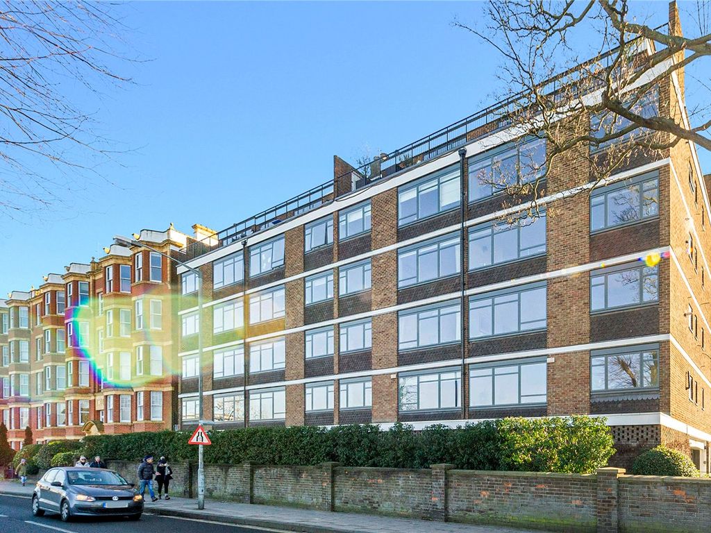 2 bed flat to rent in The Terrace, Barnes SW13, £3,300 pcm
