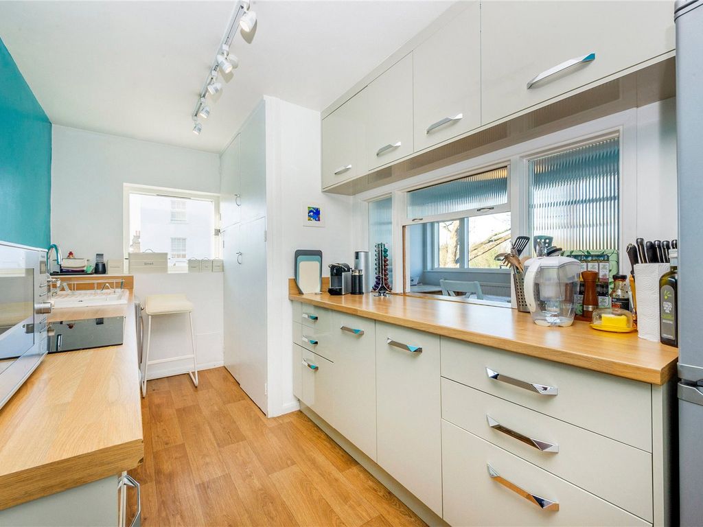 2 bed flat to rent in The Terrace, Barnes SW13, £3,300 pcm