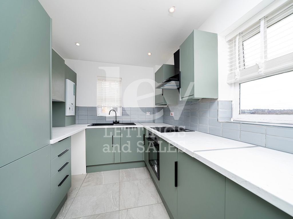 3 bed flat for sale in Great North Way, London NW4, £525,000
