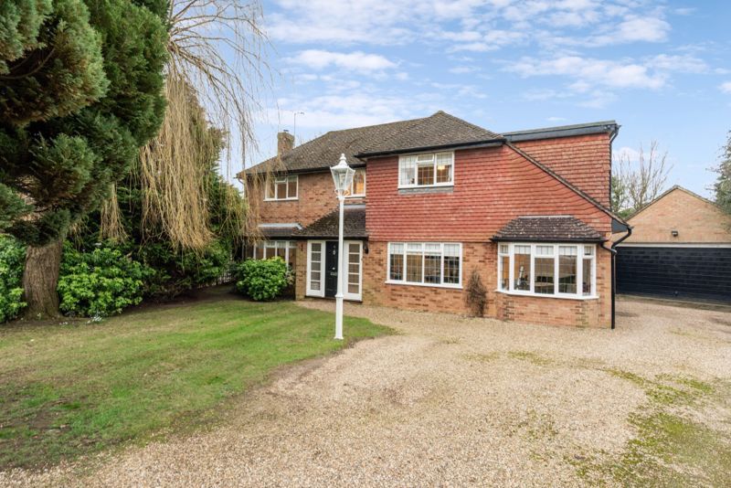 5 bed detached house for sale in Middle Drive, Beaconsfield HP9, £1,475,000