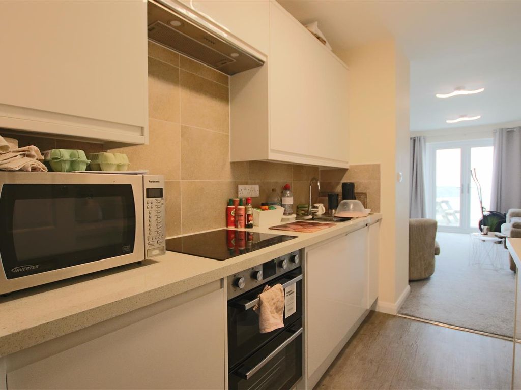 1 bed flat for sale in Cliff Road, Newquay TR7, £160,000