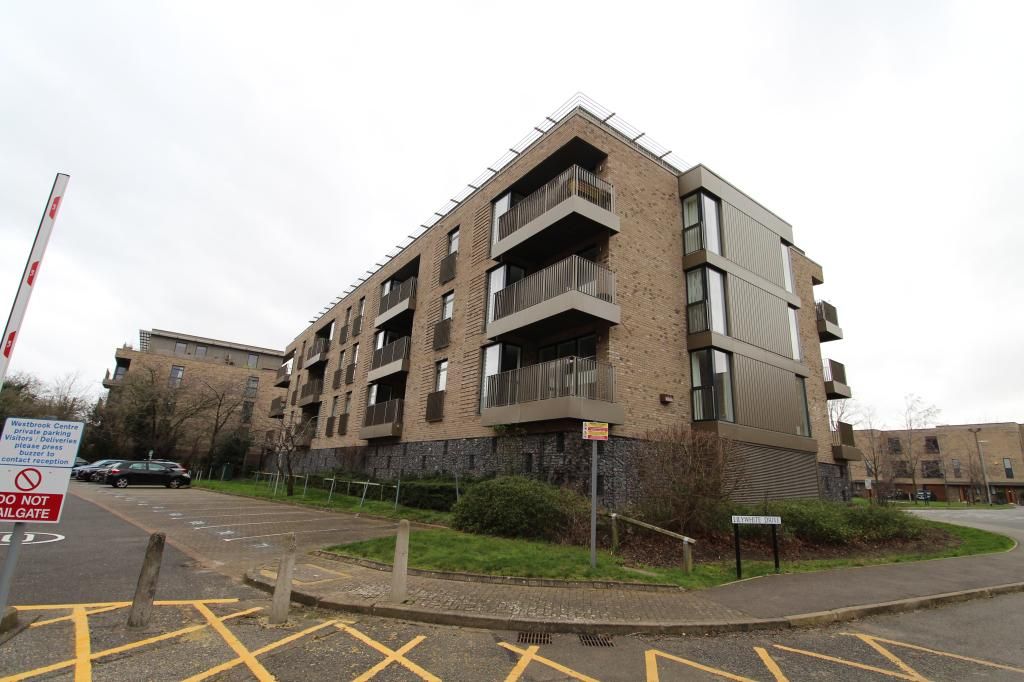 2 bed flat to rent in Fellows House, Lilywhite Drive, Cambridge CB4, £1,795 pcm