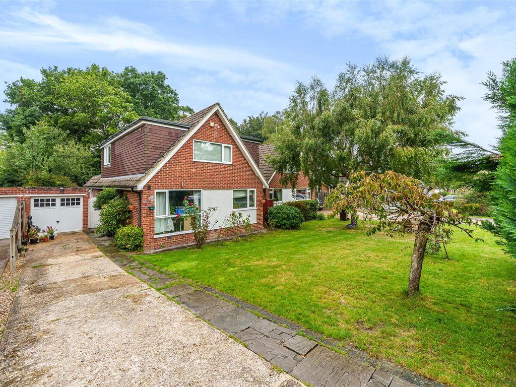 4 bed property for sale in Foxcote, Finchampstead, Berkshire RG40, £675,000