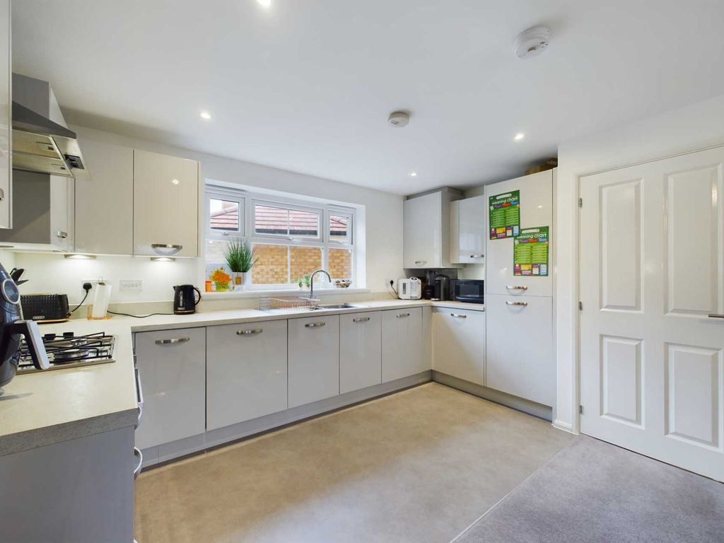 2 bed flat for sale in Jay Close, Apsley HP3, £150,000