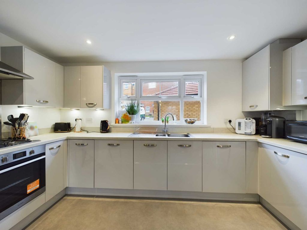 2 bed flat for sale in Jay Close, Apsley HP3, £150,000