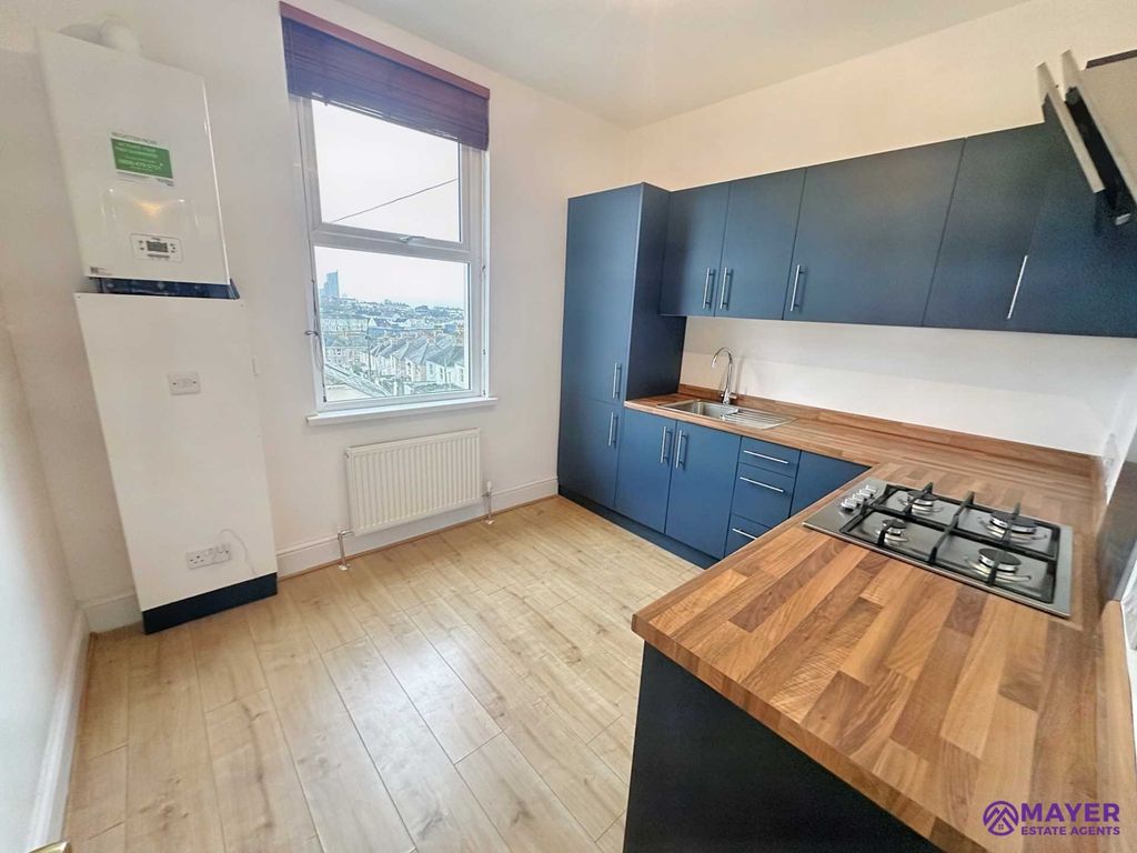 2 bed flat for sale in Ford Park Road, Mutley PL4, £140,000