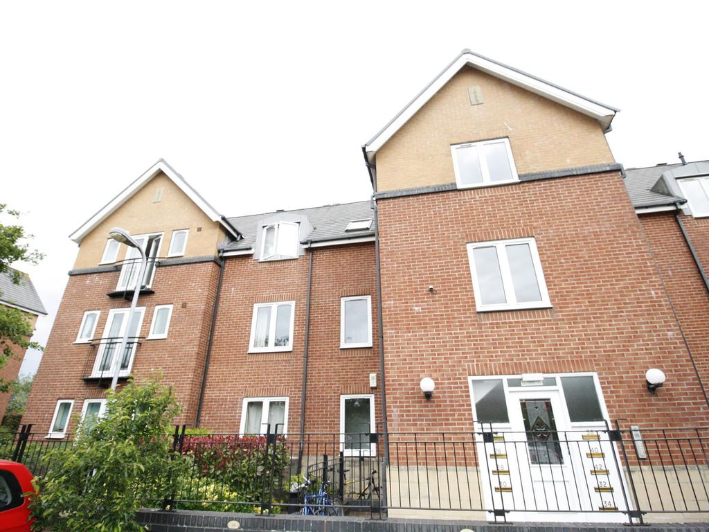2 bed flat to rent in Corvette Court, Cardiff CF10, £1,250 pcm