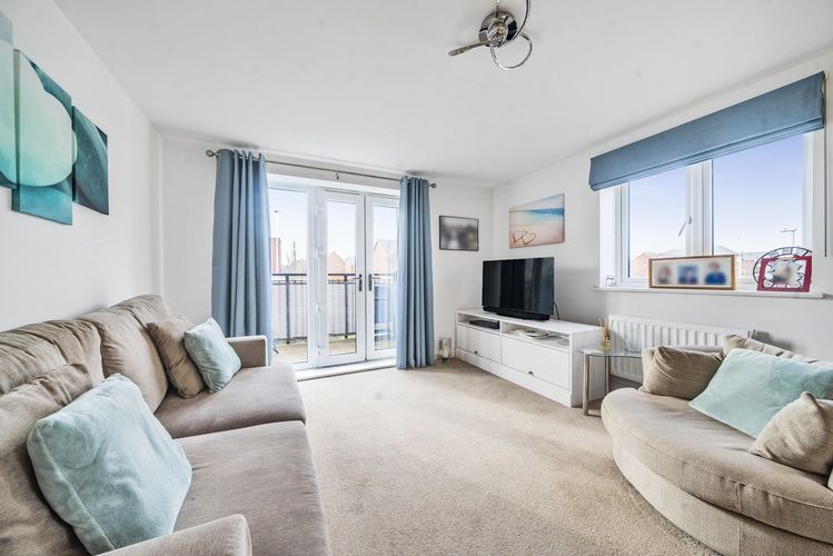 2 bed flat for sale in Potter Crescent, Wokingham, Berkshire RG41, £96,000