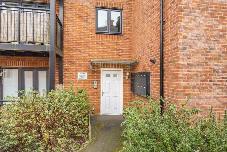 2 bed flat for sale in Potter Crescent, Wokingham, Berkshire RG41, £96,000