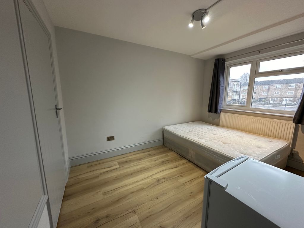 Room to rent in Daubeney Road, London E5, £895 pcm