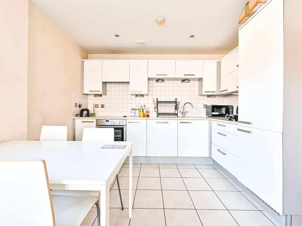 1 bed flat for sale in Clapham Park Road, Clapham, London SW4, £500,000