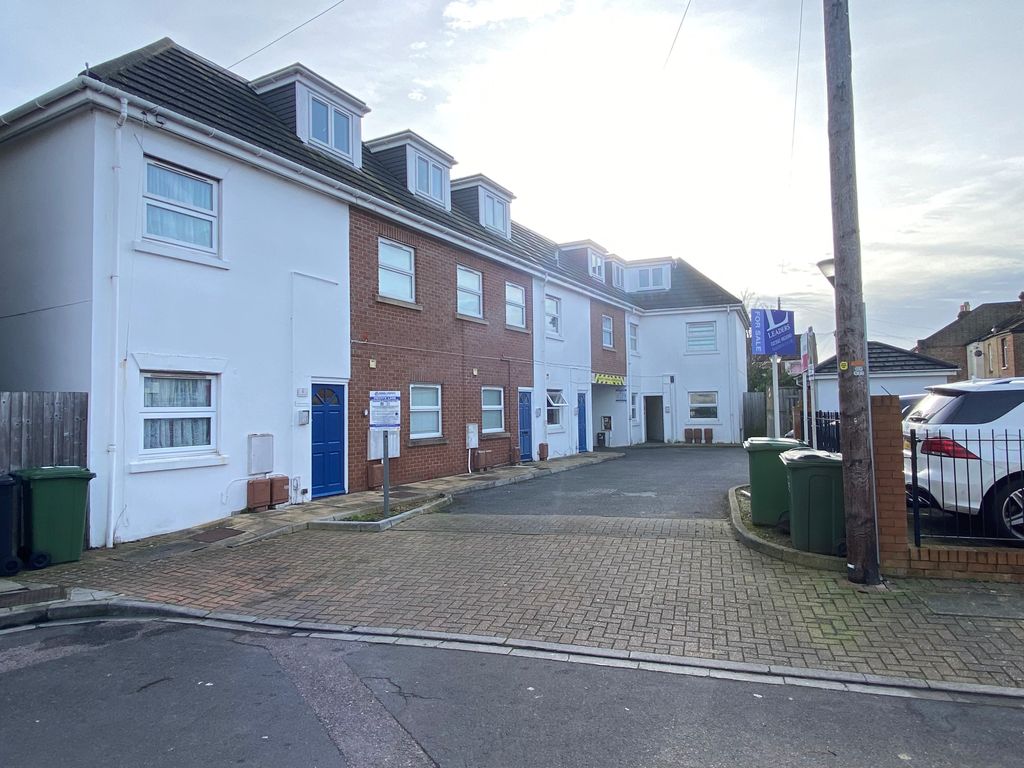 2 bed flat for sale in Manor Park Avenue, Portsmouth PO3, £169,995
