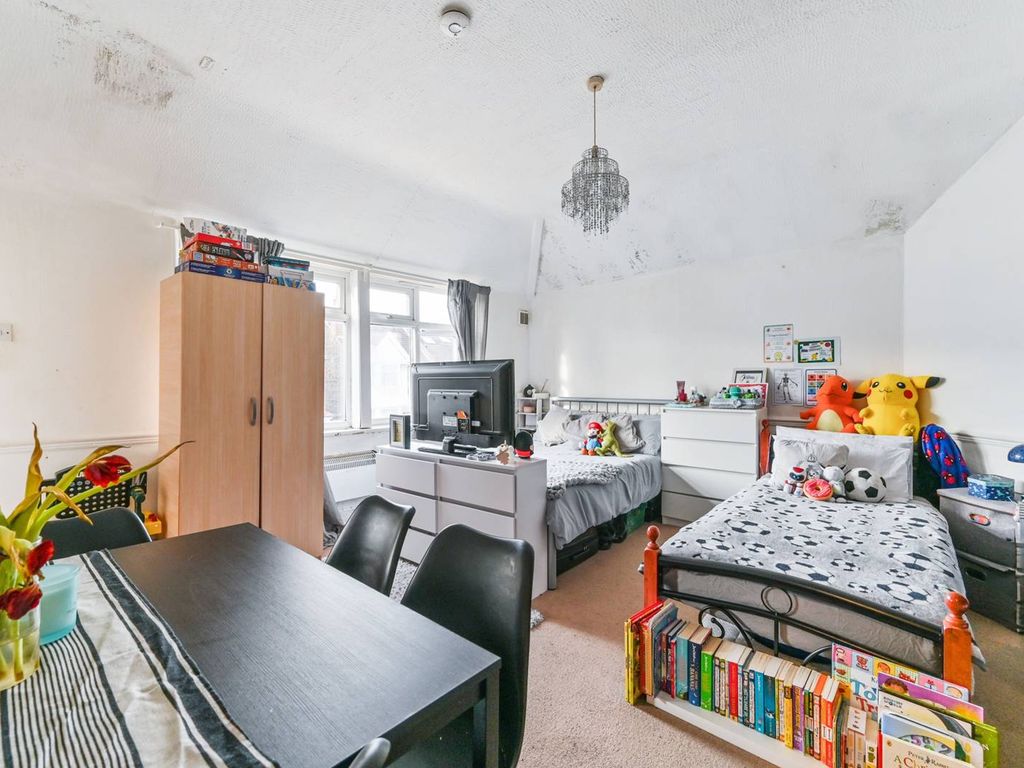 1 bed flat for sale in Norbury Crescent, Norbury, London SW16, £185,000