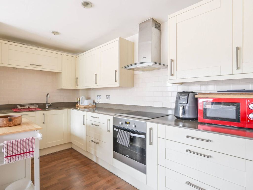 2 bed flat to rent in Eastside Mews, Bow, London E3, £2,384 pcm