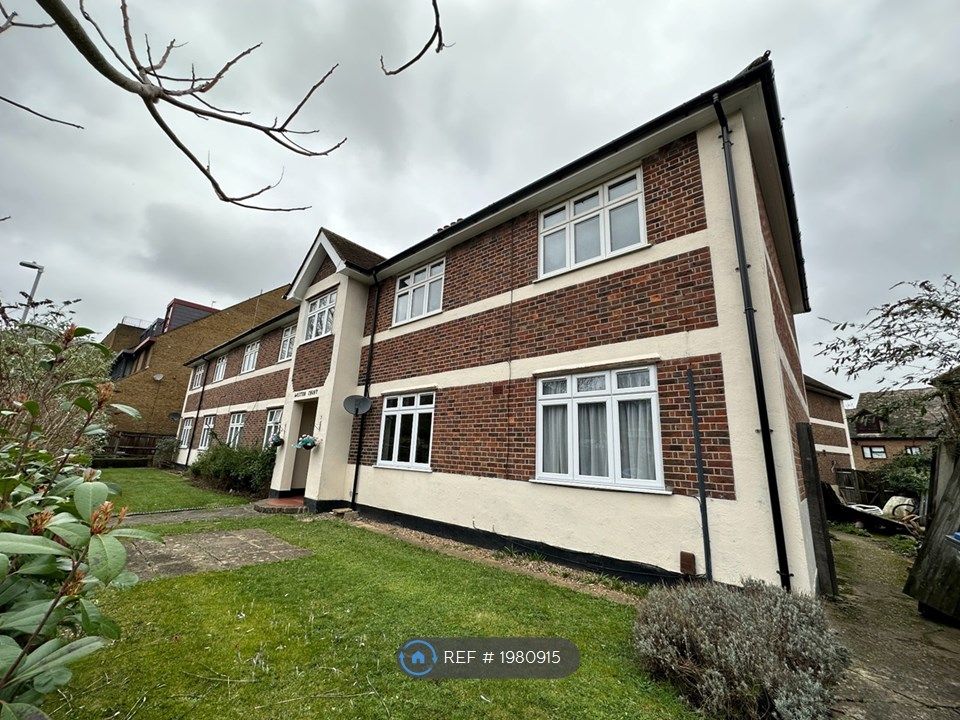 3 bed flat to rent in Weston Court, Kingston KT1, £2,450 pcm