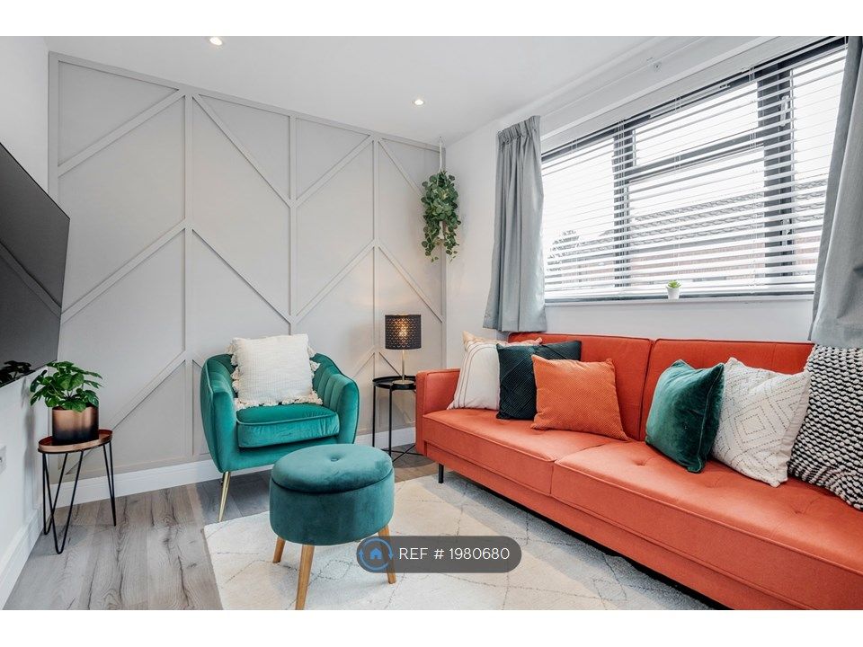 2 bed flat to rent in Walker Avenue, Wolverton Mill, Milton Keynes MK12, £1,995 pcm