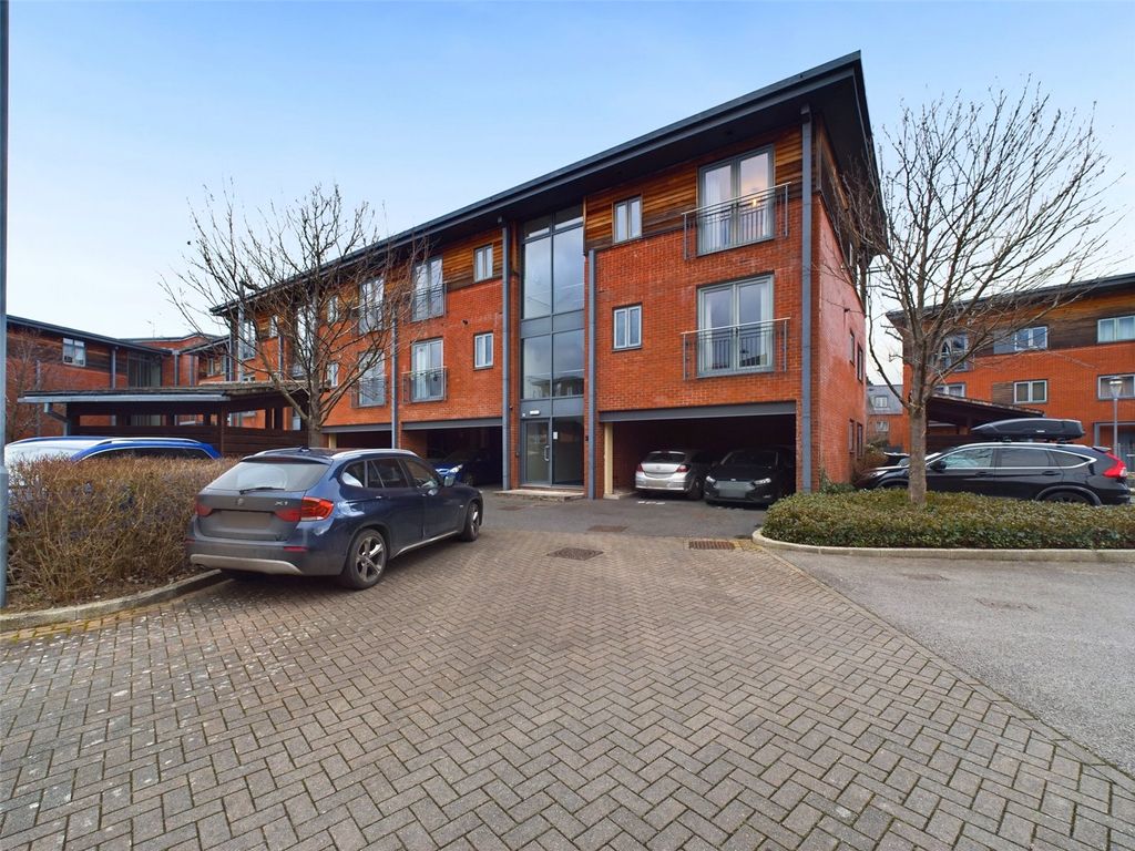 2 bed flat for sale in Crossley Road, Worcester, Worcestershire WR5, £180,000