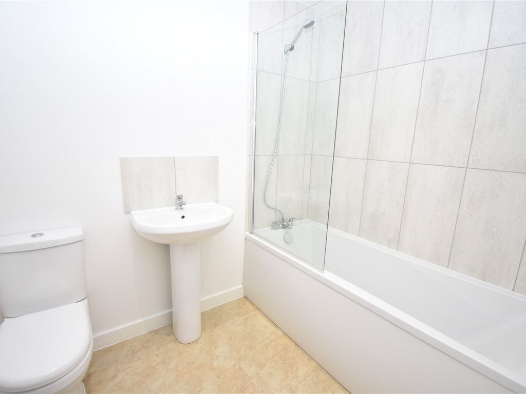 1 bed flat to rent in Carcaxient Square, London Road, Newbury RG14, £800 pcm
