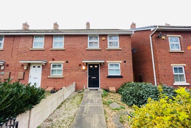 2 bed property to rent in Bell Lane, Walsall WS3, £900 pcm