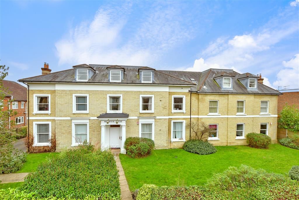 2 bed flat for sale in Ladbroke Road, Redhill, Surrey RH1, £375,000