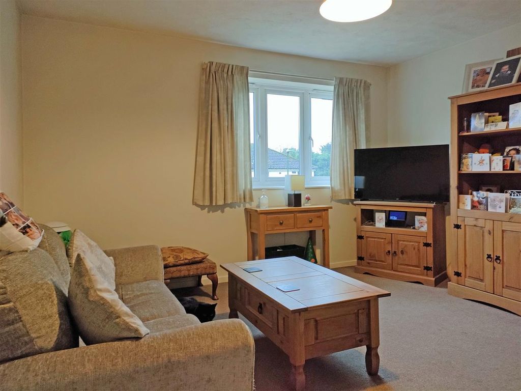 1 bed flat for sale in Oakwood Close, Midhurst, West Sussex GU29, £175,000