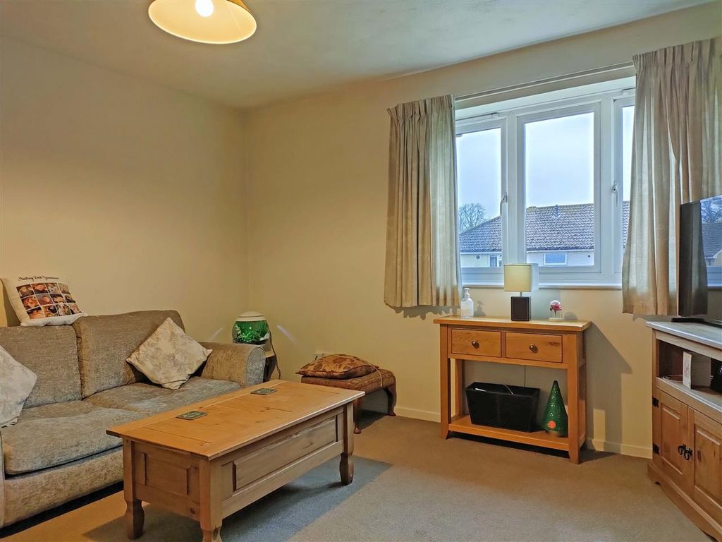 1 bed flat for sale in Oakwood Close, Midhurst, West Sussex GU29, £175,000