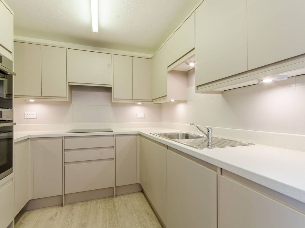 2 bed flat to rent in Nether Street, Finchley, London N3, £2,250 pcm