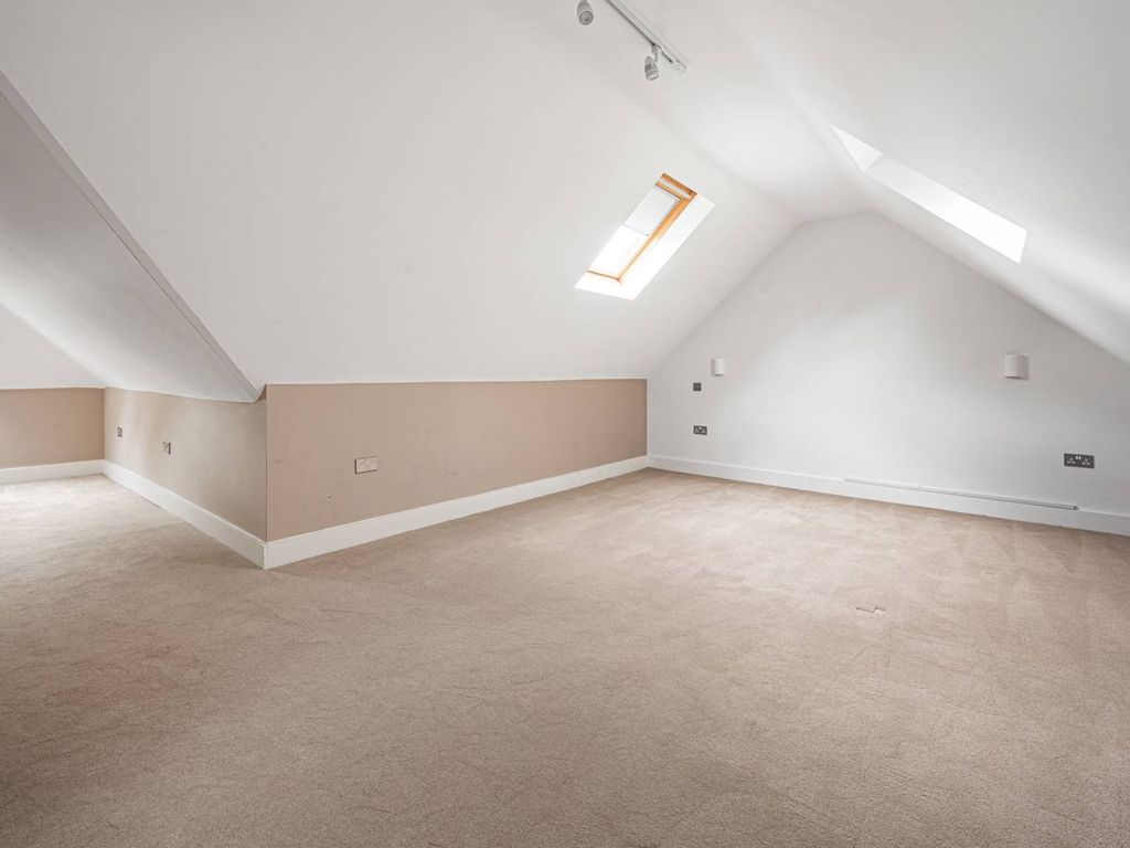 5 bed detached house to rent in Park Road, Barnet EN4, £6,250 pcm