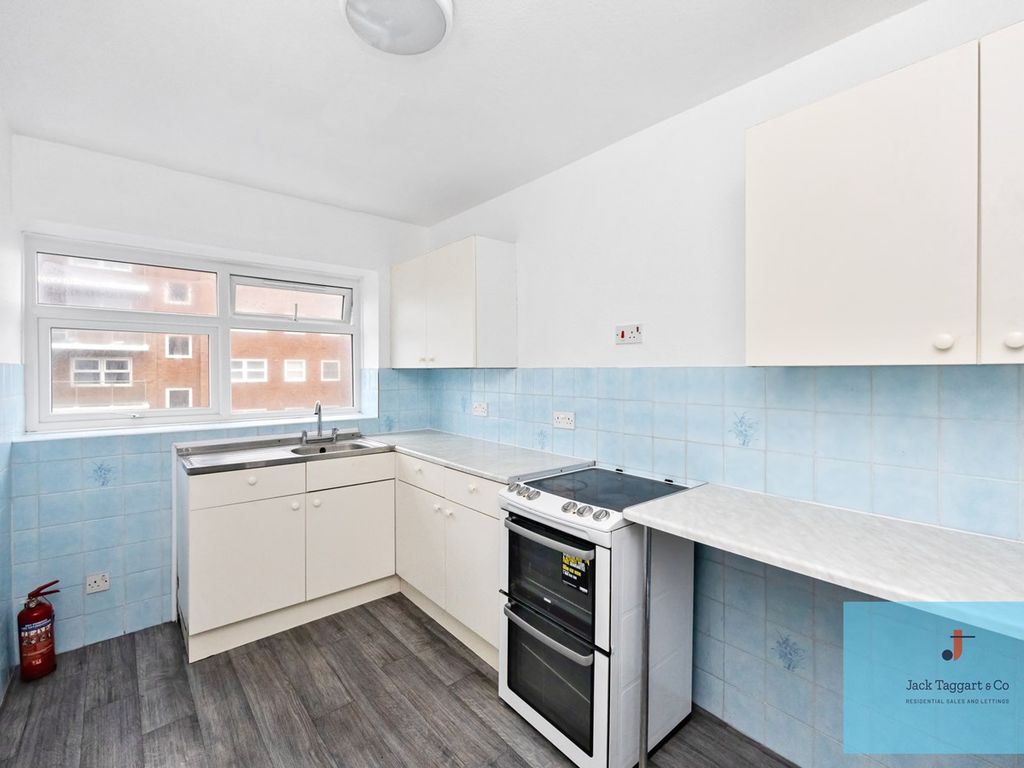 2 bed flat to rent in Kingsway, Hove BN3, £1,600 pcm