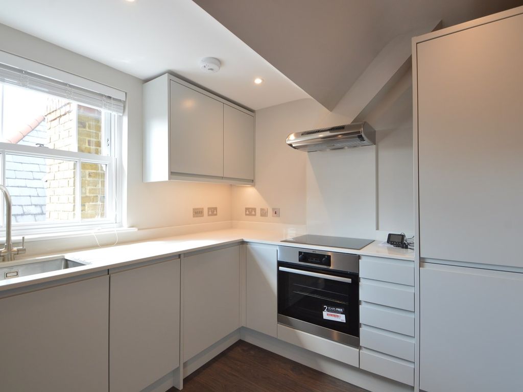 1 bed flat to rent in Baker Street, Weybridge KT13, £1,100 pcm