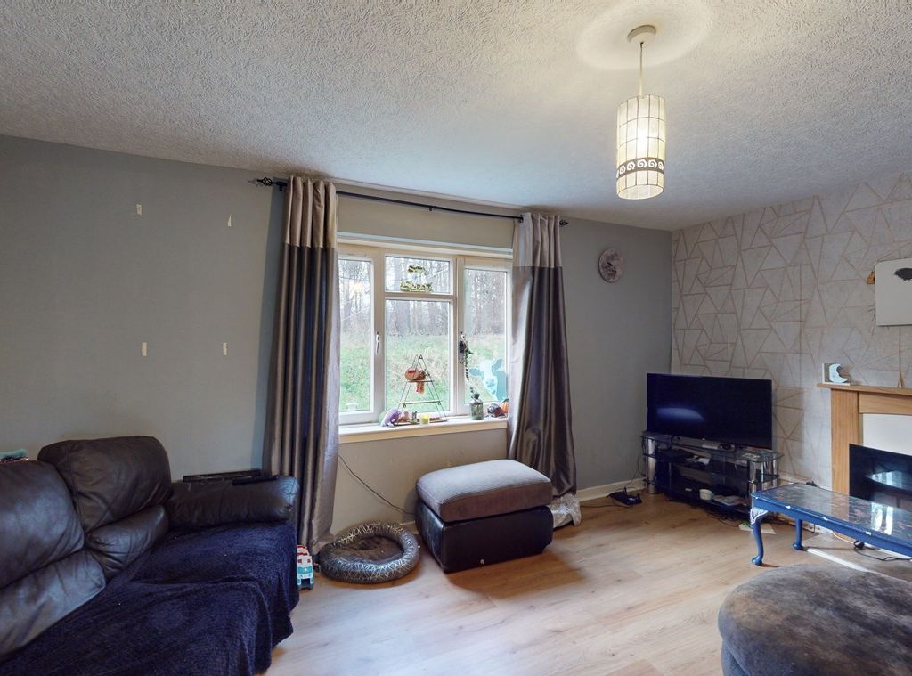 2 bed flat for sale in Alexander Road, Glenrothes KY7, £48,999