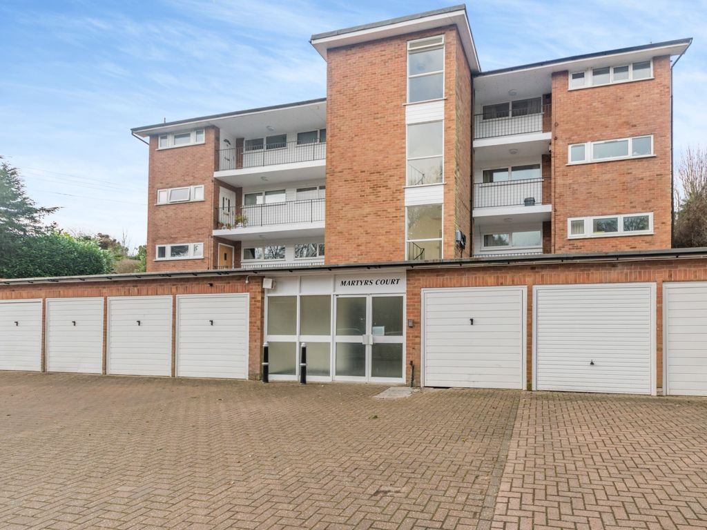 2 bed flat for sale in Station Road, Amersham HP7, £310,000