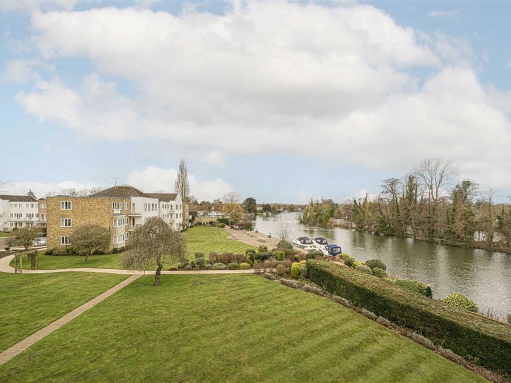 3 bed flat for sale in Braybank, Bray, Maidenhead SL6, £550,000