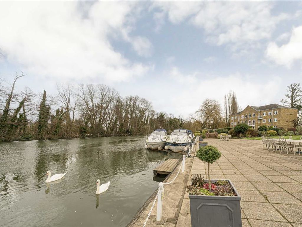 3 bed flat for sale in Braybank, Bray, Maidenhead SL6, £550,000
