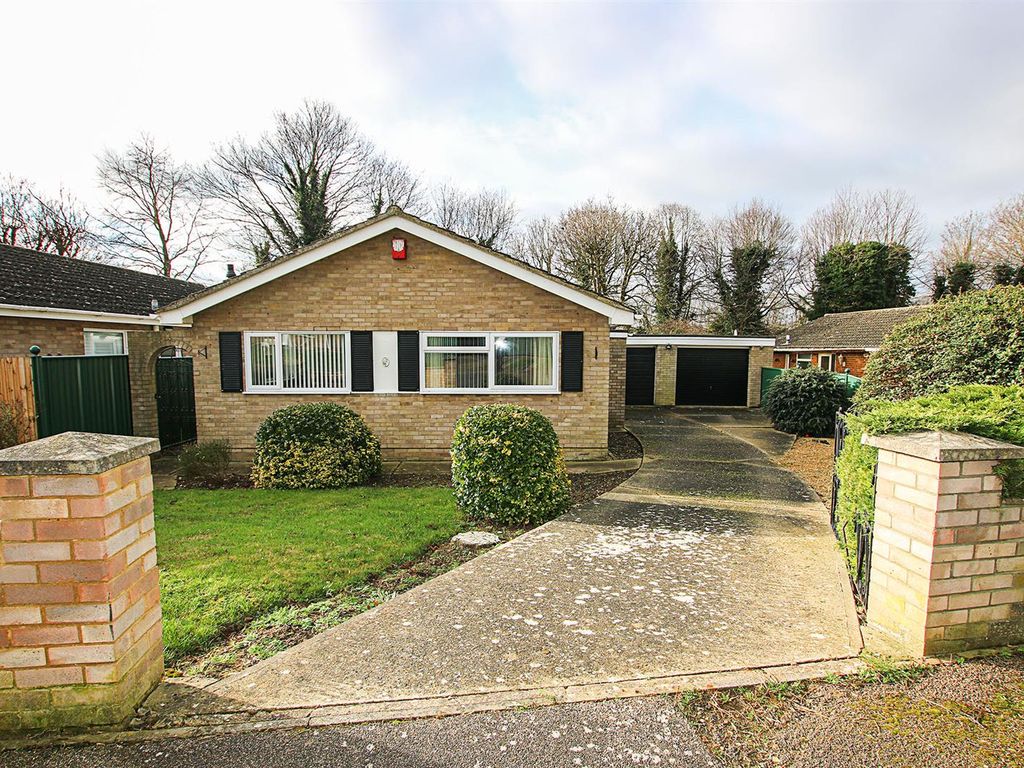 3 bed detached bungalow for sale in Leaders Way, Newmarket CB8, £450,000