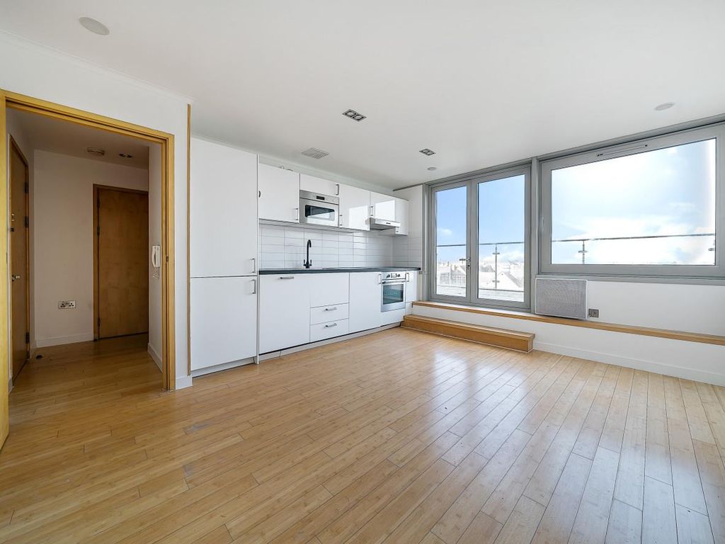 1 bed flat for sale in Richmond Road, Kingston Upon Thames KT2, £363,000