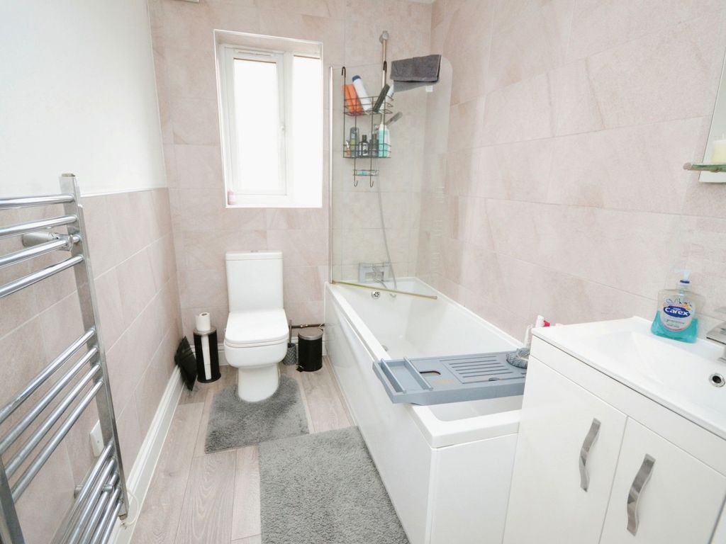 2 bed flat for sale in Victoria Road, Victoria Court Victoria Road SS17, £225,000