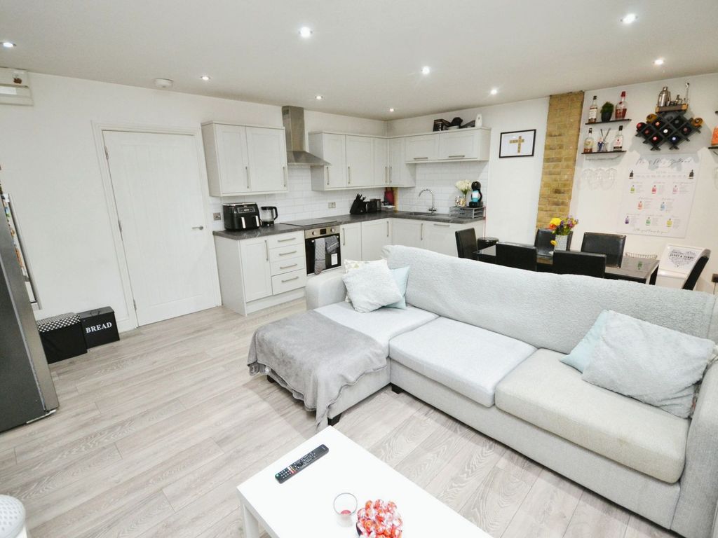 2 bed flat for sale in Victoria Road, Victoria Court Victoria Road SS17, £225,000