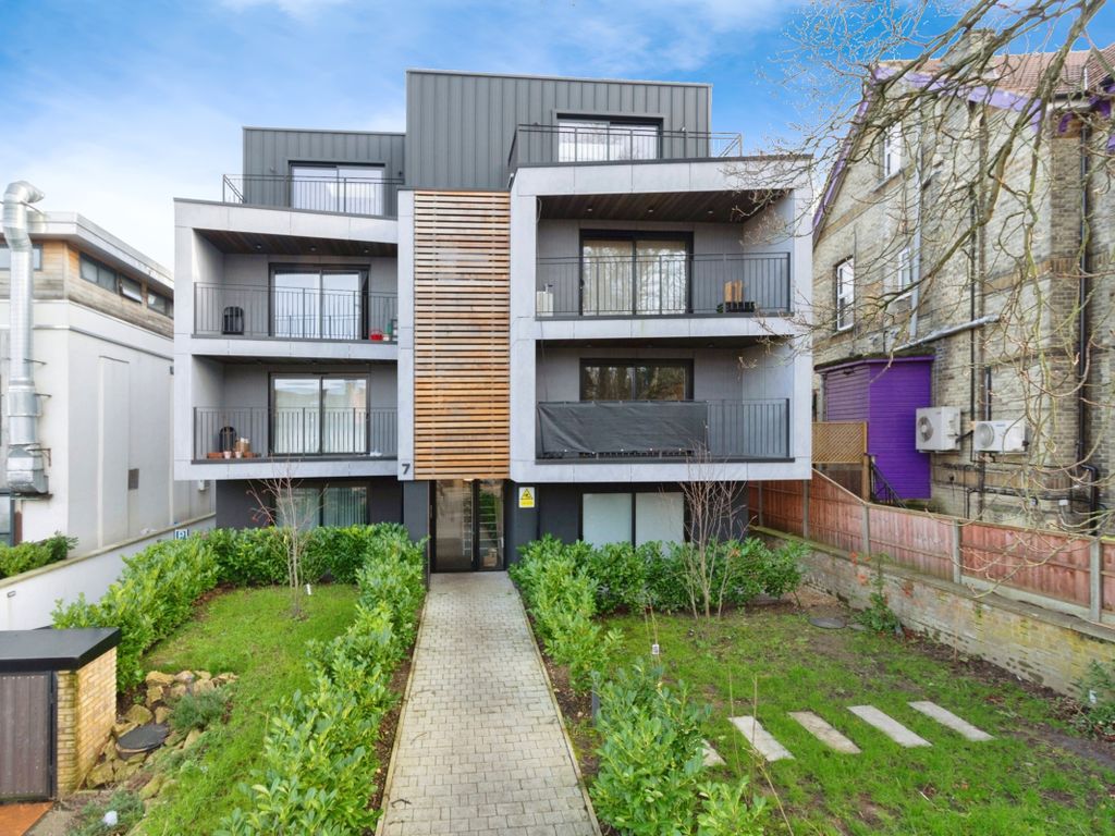 2 bed flat for sale in South Park Hill Road, South Croydon CR2, £475,000