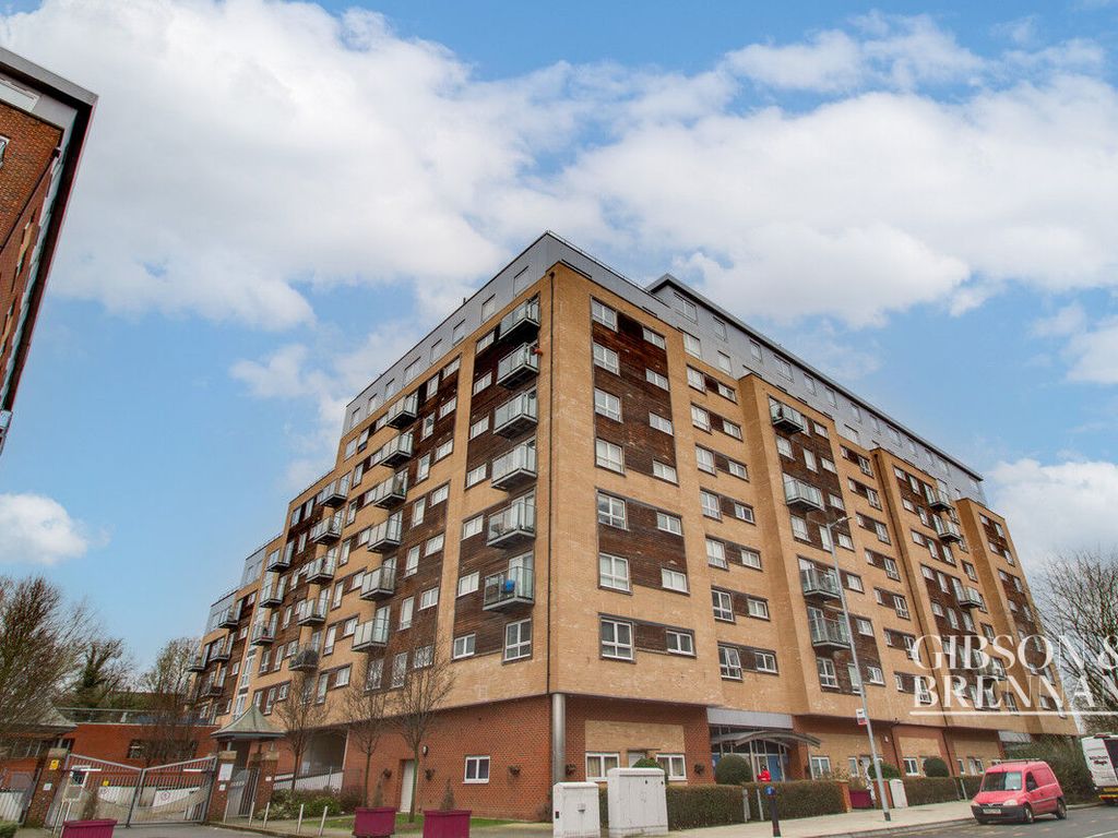 2 bed flat for sale in Cherrydown East, Basildon SS16, £230,000
