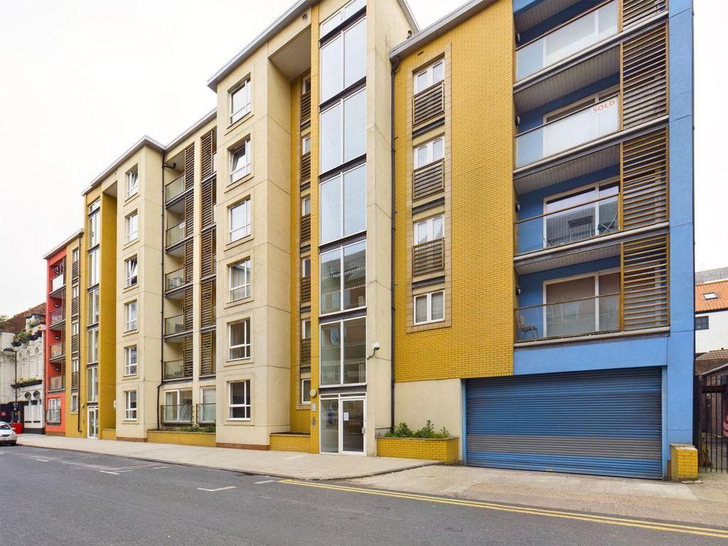 2 bed flat for sale in Dock Street, Hull HU1, £105,000
