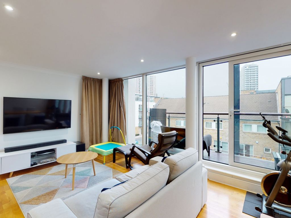 2 bed penthouse for sale in Boardwalk Place, London E14, £700,000