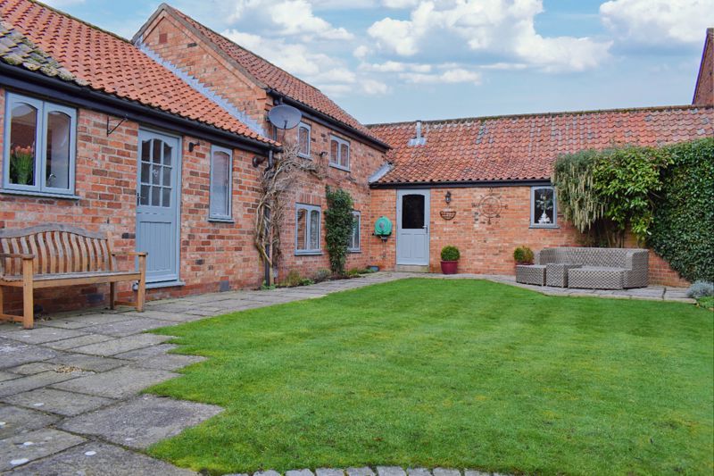 3 bed barn conversion for sale in The Courtyard, Coddington, Newark NG24, £425,000