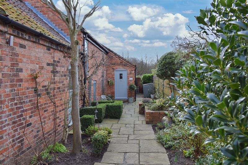 3 bed barn conversion for sale in The Courtyard, Coddington, Newark NG24, £425,000