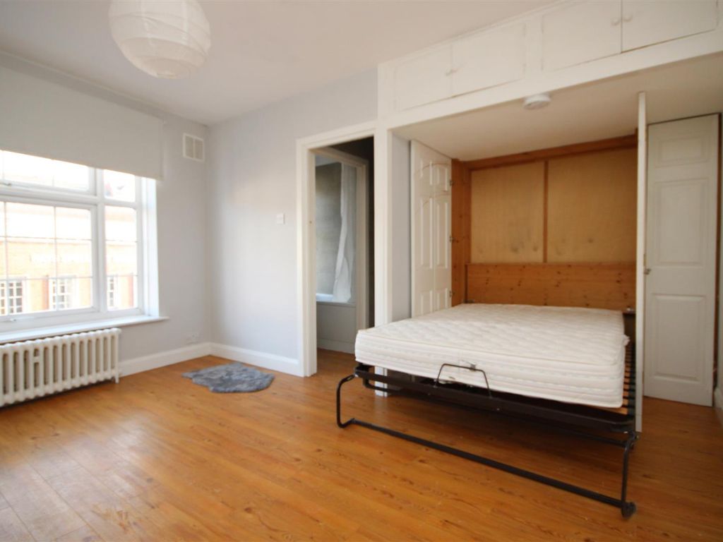 1 bed flat for sale in High Street, Guildford GU1, £180,000