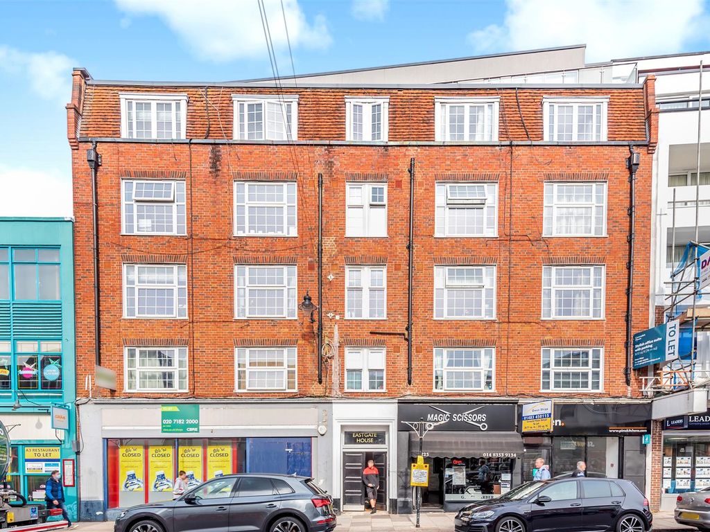 1 bed flat for sale in High Street, Guildford GU1, £180,000