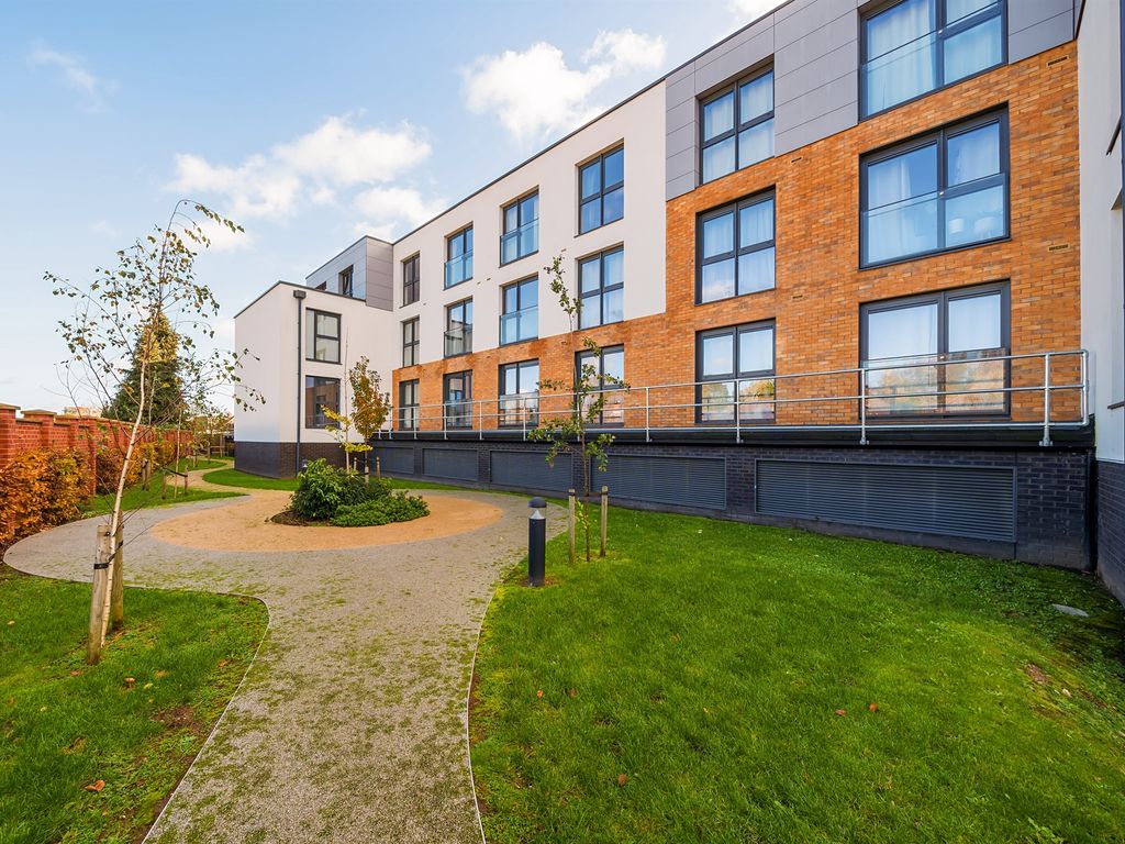1 bed flat for sale in Boyn Valley Road, Maidenhead SL6, £260,000