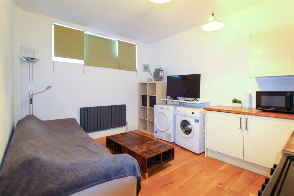 1 bed flat for sale in East Tenter Street, London E1, £250,000