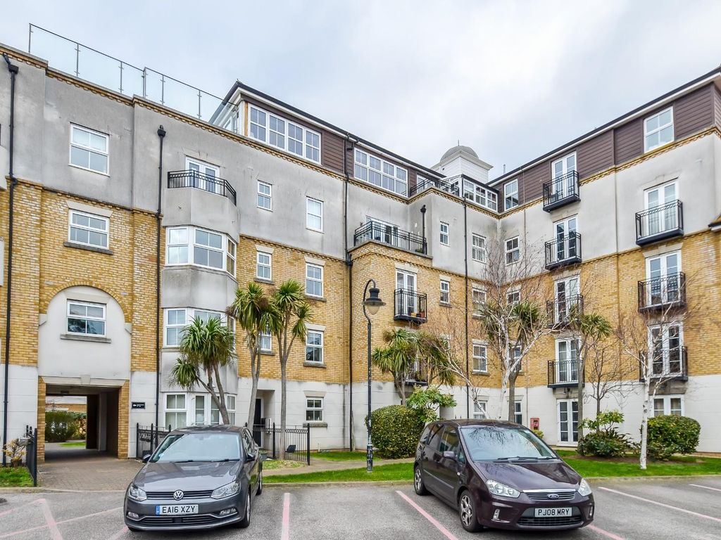 2 bed flat for sale in Forge Way, Southend-On-Sea SS1, £425,000